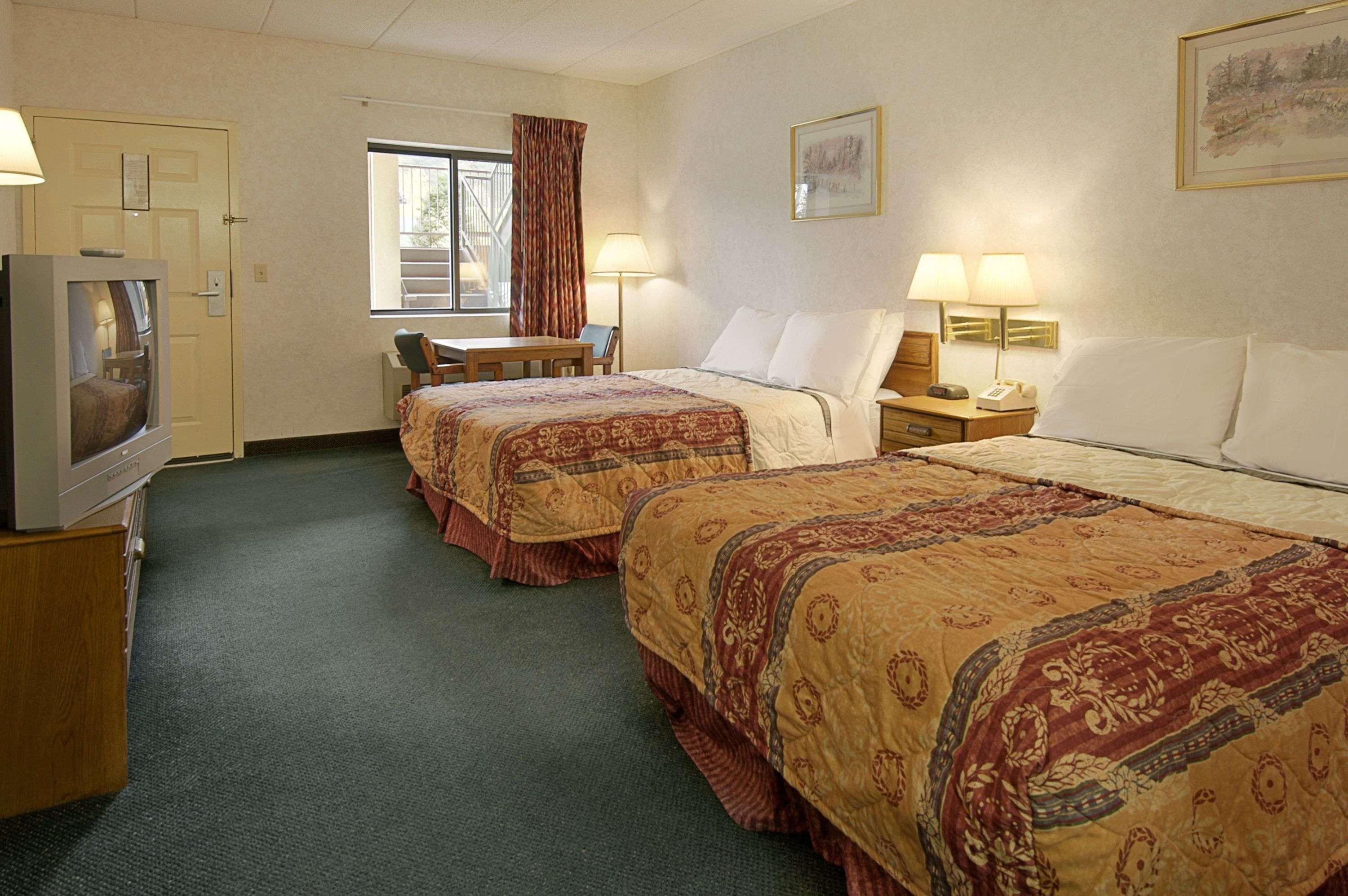 Days Inn By Wyndham Морхед Экстерьер фото