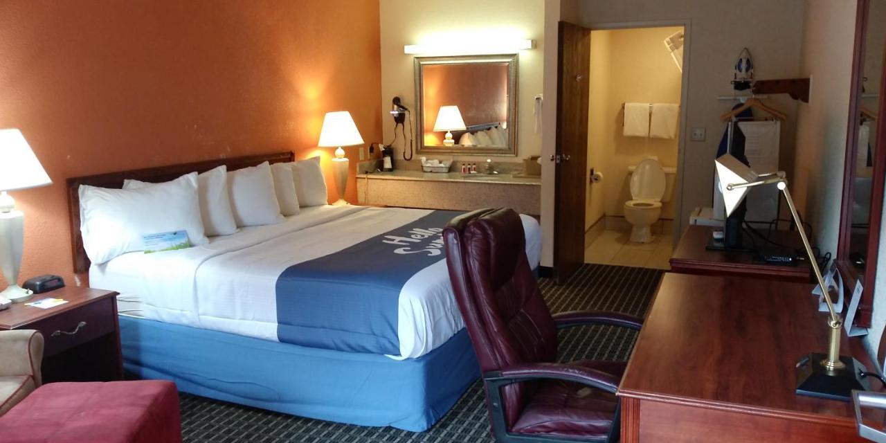 Days Inn By Wyndham Морхед Экстерьер фото