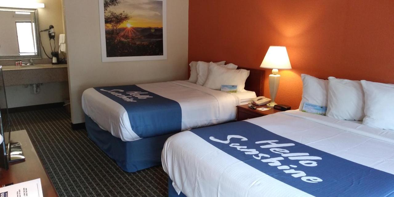 Days Inn By Wyndham Морхед Экстерьер фото